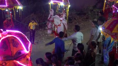 MUMBAI, INDIA, 22 Aralık 2024: Düğün kutlamaları sırasında aile ve arkadaşlarla damat dansı, Hindistan