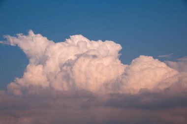 Bulutlu dramatik gün batımı.