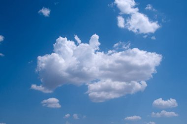 Güneşli gökyüzü soyut arkaplan, güzel bulutlar, gökyüzünde, beyaz kabarık bulutlar, özgürlük konsepti