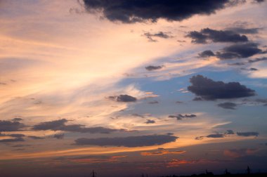 Bulutlu dramatik gün batımı gökyüzü, soyut gün batımı ve gündoğumu arkaplanı