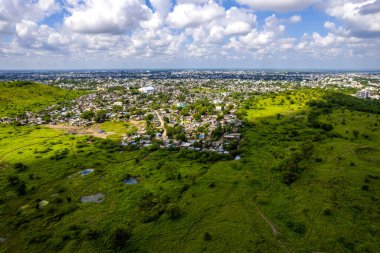 Hindistan otobanındaki trafiğin hava görüntüsü.