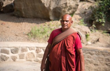 Budist keşiş, Hindistan 'daki Aurangabad Mağaralarını ziyaret etti.