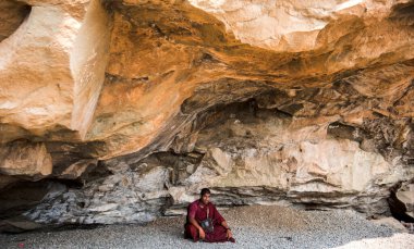 Budist keşiş, Hindistan 'daki Aurangabad Mağaralarını ziyaret etti.