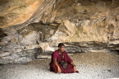 Budist keşiş, Hindistan 'daki Aurangabad Mağaralarını ziyaret etti.