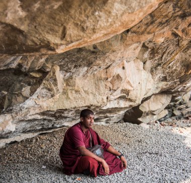 Budist keşiş, Hindistan 'daki Aurangabad Mağaralarını ziyaret etti.