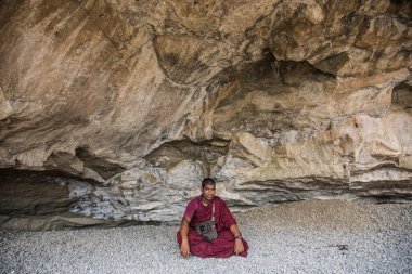 Budist keşiş, Hindistan 'daki Aurangabad Mağaralarını ziyaret etti.