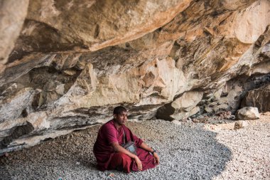 Budist keşiş, Hindistan 'daki Aurangabad Mağaralarını ziyaret etti.