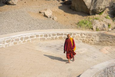 Budist keşiş, Hindistan 'daki Aurangabad Mağaralarını ziyaret etti.