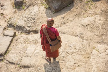 Budist keşiş, Hindistan 'daki Aurangabad Mağaralarını ziyaret etti.