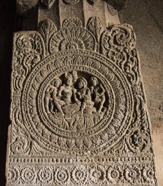 Aurangabad Mağaraları, 2. yüzyıldan kalma kaya kesimli Budist mağara anıtlarıdır.