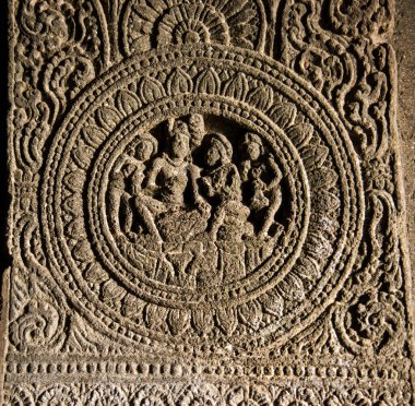 Aurangabad Mağaraları, 2. yüzyıldan kalma kaya kesimli Budist mağara anıtlarıdır.