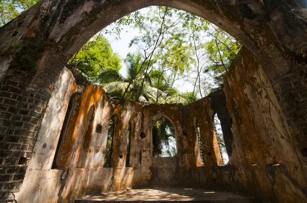 Eski presbiteryen kilisesi Ross Adası, Liman Blair, Andaman ve Nicobar Hindistan 'ı harap etti.