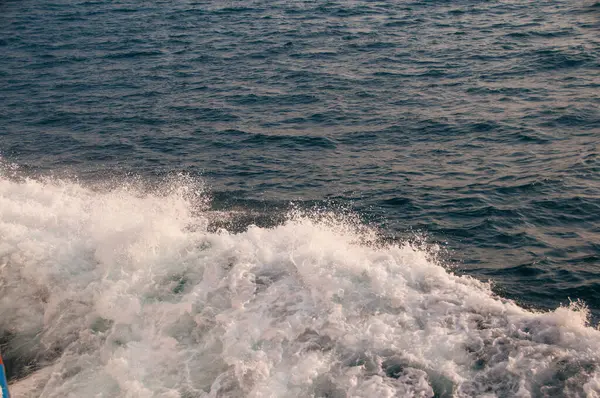 Okyanus dalgası arka planı, soyut mavi deniz suyu..