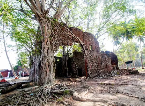 Andaman ve Nicobar Adaları 'ndaki Ross Adası' nda İngilizlerin kullandığı terk edilmiş ve harap bir ev.