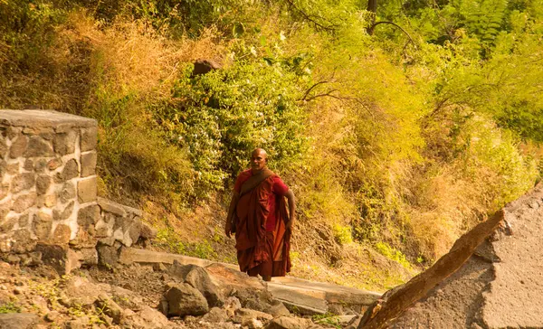 Budist keşiş, Hindistan 'daki Aurangabad Mağaralarını ziyaret etti.