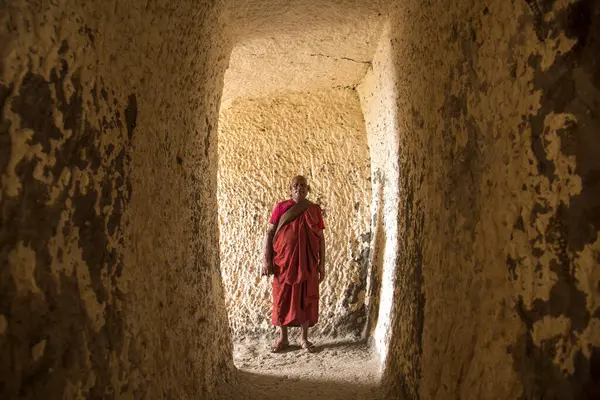 Budist keşiş, Hindistan 'daki Aurangabad Mağaralarını ziyaret etti.