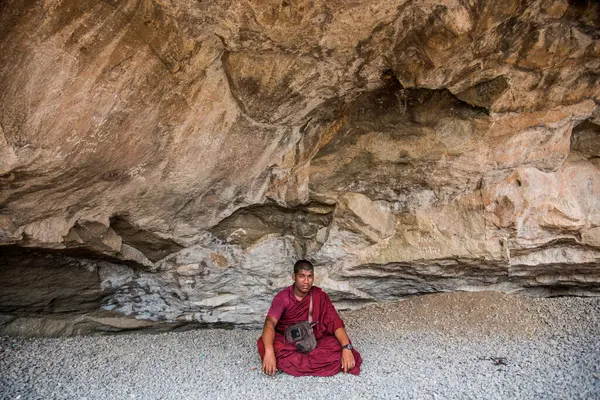 Budist keşiş, Hindistan 'daki Aurangabad Mağaralarını ziyaret etti.