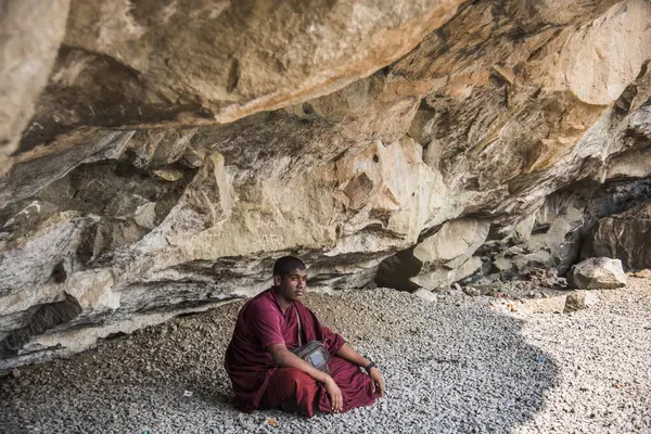 Budist keşiş, Hindistan 'daki Aurangabad Mağaralarını ziyaret etti.
