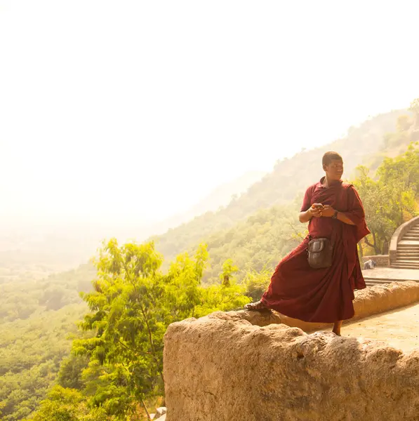 Budist keşiş, Hindistan 'daki Aurangabad Mağaralarını ziyaret etti.
