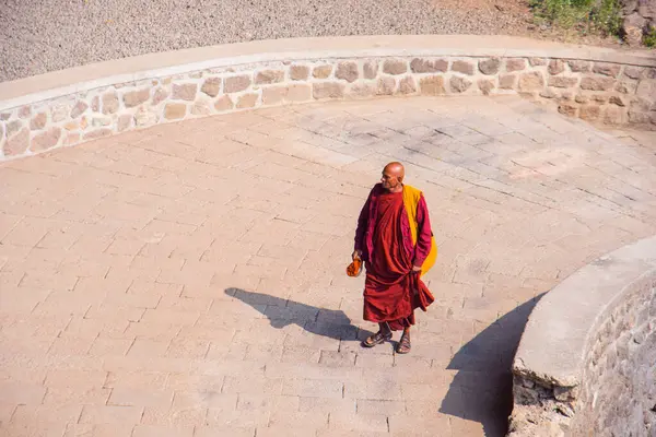 Budist keşiş, Hindistan 'daki Aurangabad Mağaralarını ziyaret etti.
