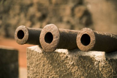 Maharashtra 'daki Daulatabad Kalesi' ndeki antik tarihi top MS 14. yüzyılda inşa edildi..