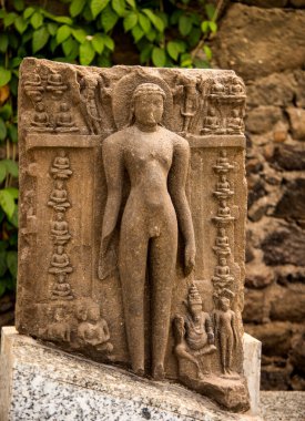 Daulatabad Kalesi, Hindistan 'da antik taş heykel.