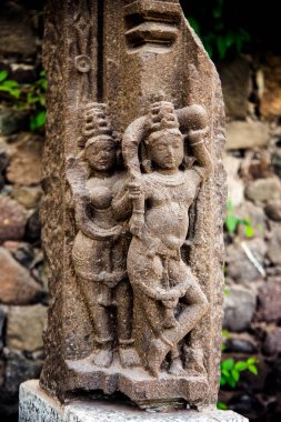 Daulatabad Kalesi, Hindistan 'da antik taş heykel.