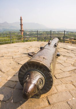 Maharashtra 'daki Daulatabad Kalesi' ndeki antik tarihi top MS 14. yüzyılda inşa edildi..