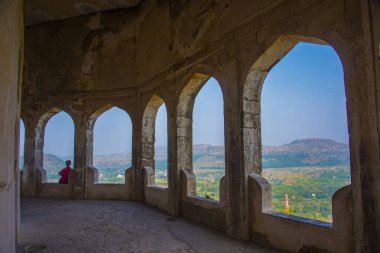 Aurangabad yakınlarındaki Antik Daulatabad kalesi, Maharashtra, Hindistan, MS 14. yüzyılda inşa edildi.