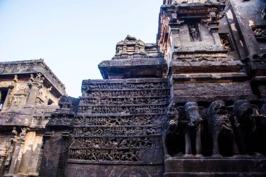 Kailasa Tapınağı kayadan yapılmış dünyanın en büyük monolitik heykeli.
