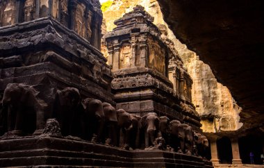Kailasa Tapınağı kayadan yapılmış dünyanın en büyük monolitik heykeli.