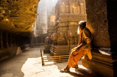 Hindu Sadhu kutsal adamlar Kailasa Tapınağını, Ellora mağaralarını, UNESCO 'nun dünya mirasını ziyaret ediyorlar..