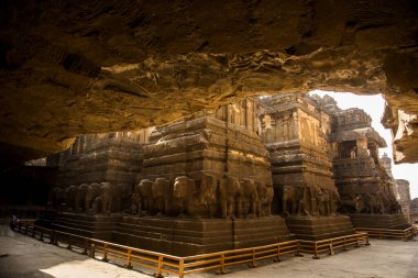 Kailasa Tapınağı kayadan yapılmış dünyanın en büyük monolitik heykeli.