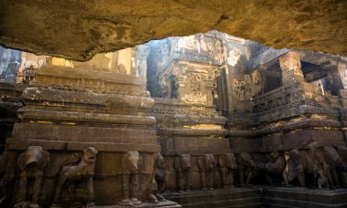 Kailasa Tapınağı kayadan yapılmış dünyanın en büyük monolitik heykeli.