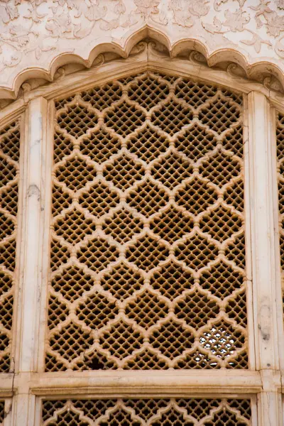 Hindistan 'ın Aurangabad kentindeki Bibi Ka Maqbara mezarının çiçek süslemesi.