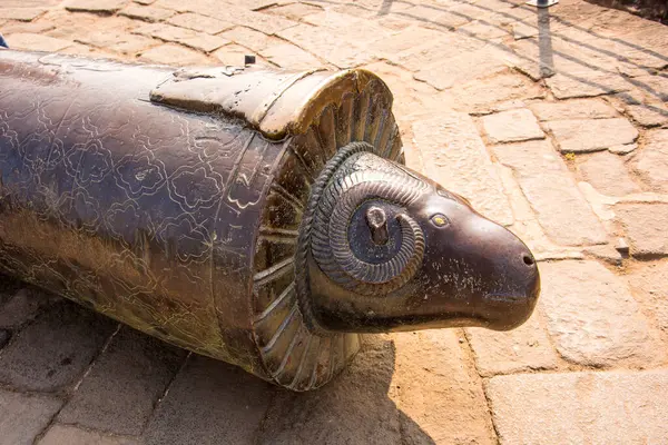 Maharashtra 'daki Daulatabad Kalesi' ndeki antik tarihi top MS 14. yüzyılda inşa edildi..