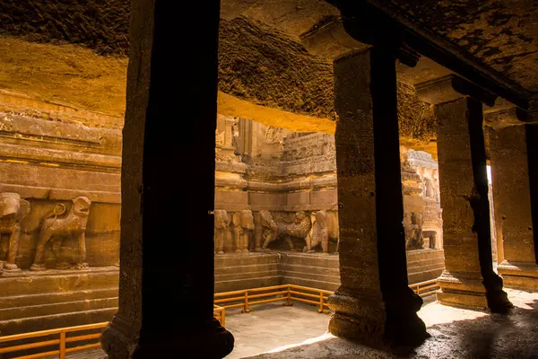 Kailasa Tapınağı kayadan yapılmış dünyanın en büyük monolitik heykeli.