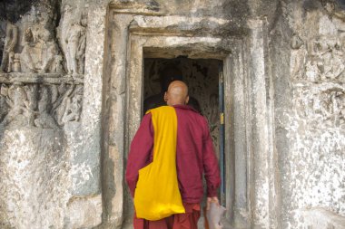 Budist keşiş, Hindistan 'daki Aurangabad Mağaralarını ziyaret etti.