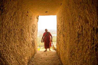 Budist keşiş, Hindistan 'daki Aurangabad Mağaralarını ziyaret etti.