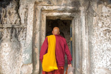 Budist keşiş, Hindistan 'daki Aurangabad Mağaralarını ziyaret etti.