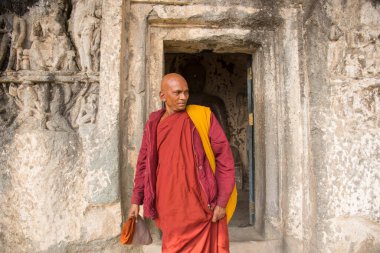 Budist keşiş, Hindistan 'daki Aurangabad Mağaralarını ziyaret etti.