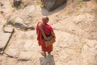 Budist keşiş, Hindistan 'daki Aurangabad Mağaralarını ziyaret etti.