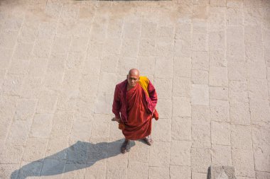 Budist keşiş, Hindistan 'daki Aurangabad Mağaralarını ziyaret etti.