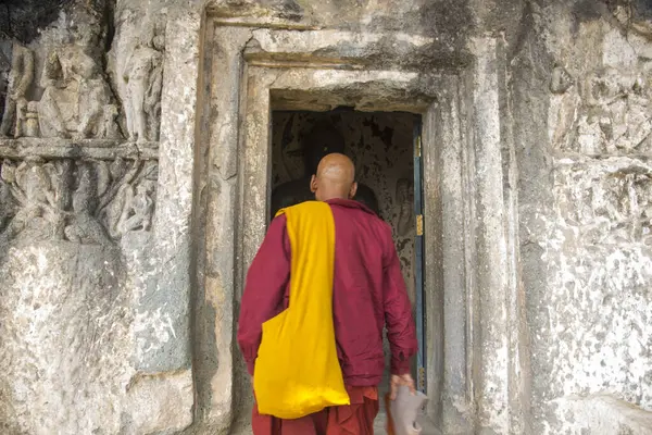 Budist keşiş, Hindistan 'daki Aurangabad Mağaralarını ziyaret etti.