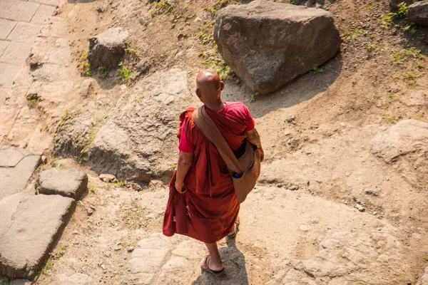 Budist keşiş, Hindistan 'daki Aurangabad Mağaralarını ziyaret etti.