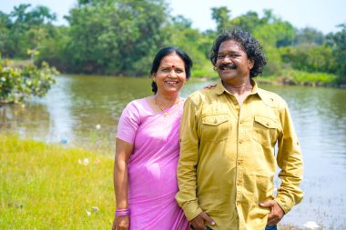 Nehrin önündeki mutlu Hintli çift