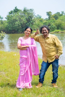 Nehrin önündeki mutlu Hintli çift