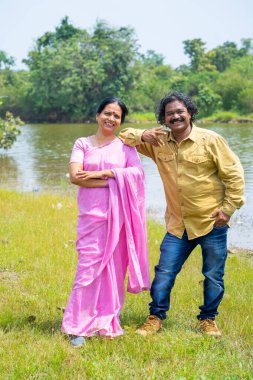 Nehrin önündeki mutlu Hintli çift