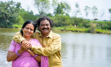 Nehrin önündeki mutlu Hintli çift