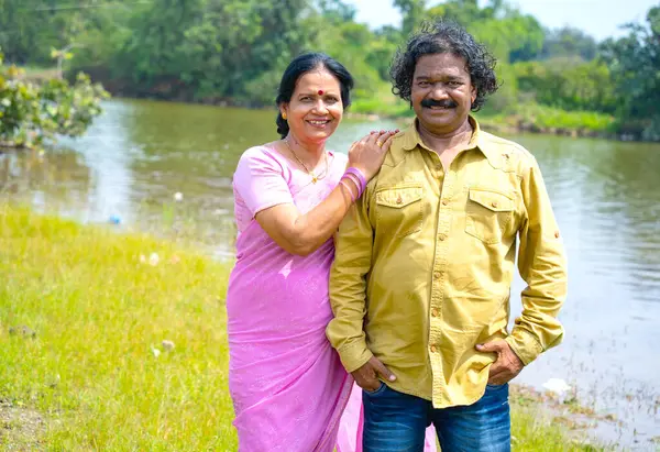 Nehrin önündeki mutlu Hintli çift